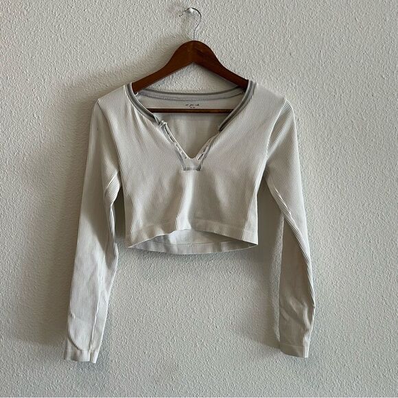 UO Out From Under Crop Ribbed Seamless V Neck Top 336 - Picture 1 of 3